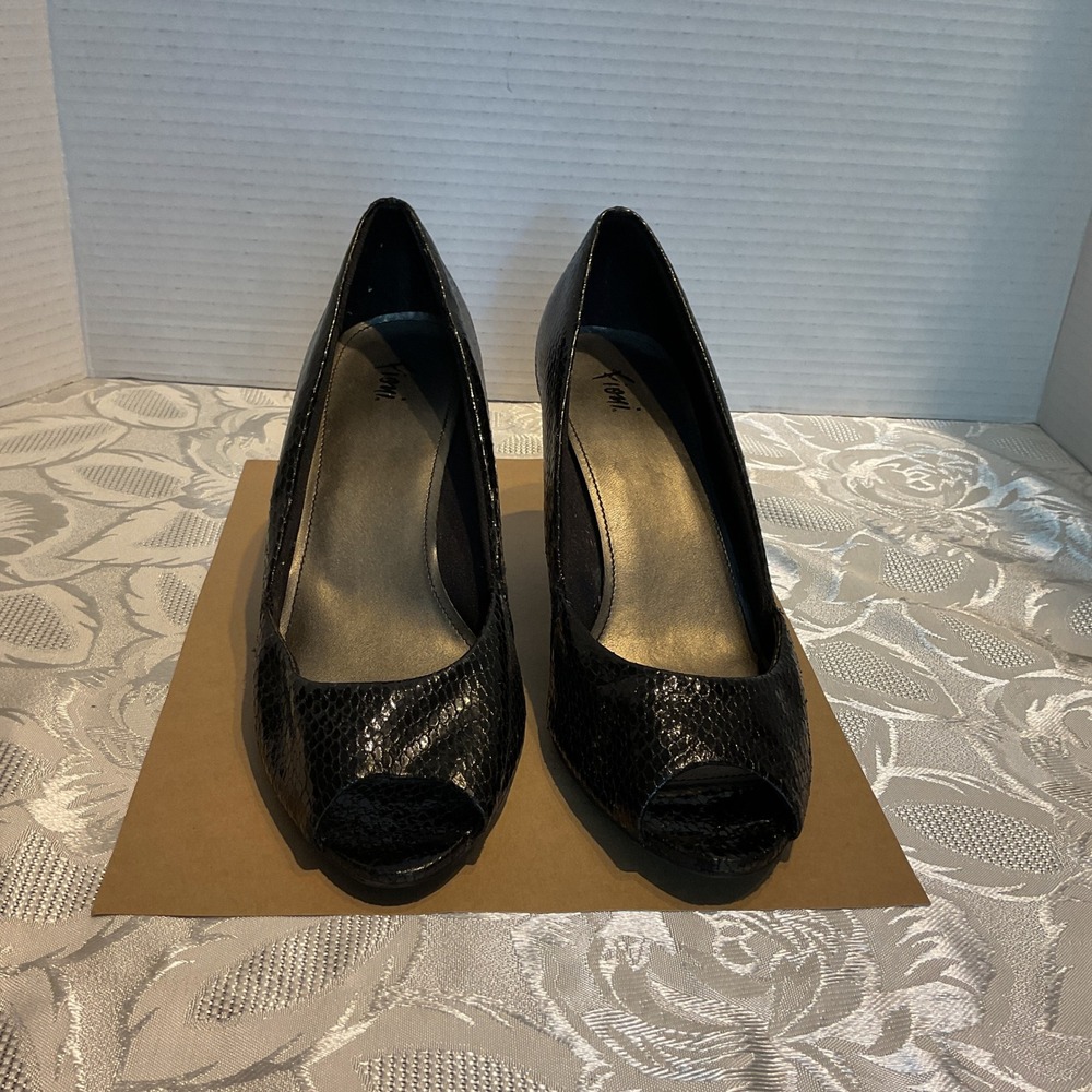 Fioni Peep Toe Pumps Womens 7 Black Excellent Snakeskin Textured Stiletto Heels